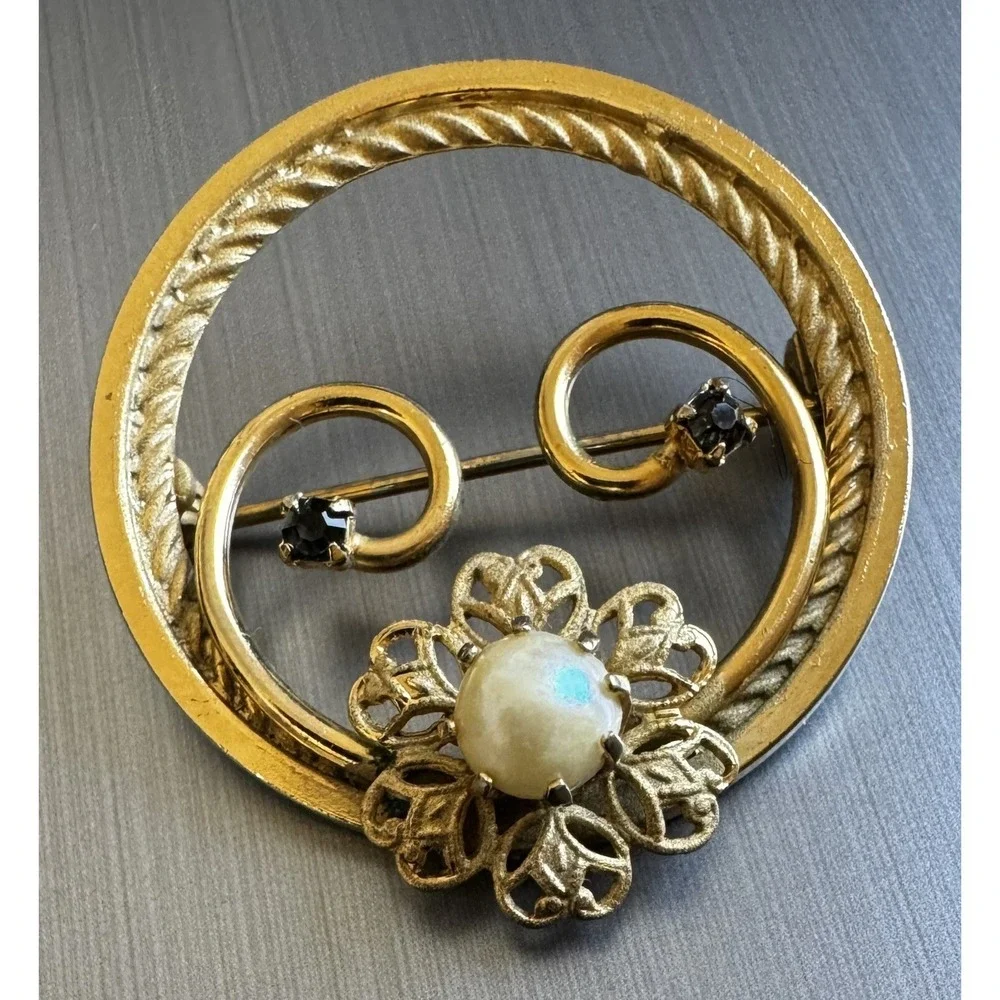 Vintage Gold Tone Flower Brooch Pin Faux Pearl Gray Rhinestone Round Rope Border